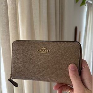 COACH - Beige Leather Zip Wallet